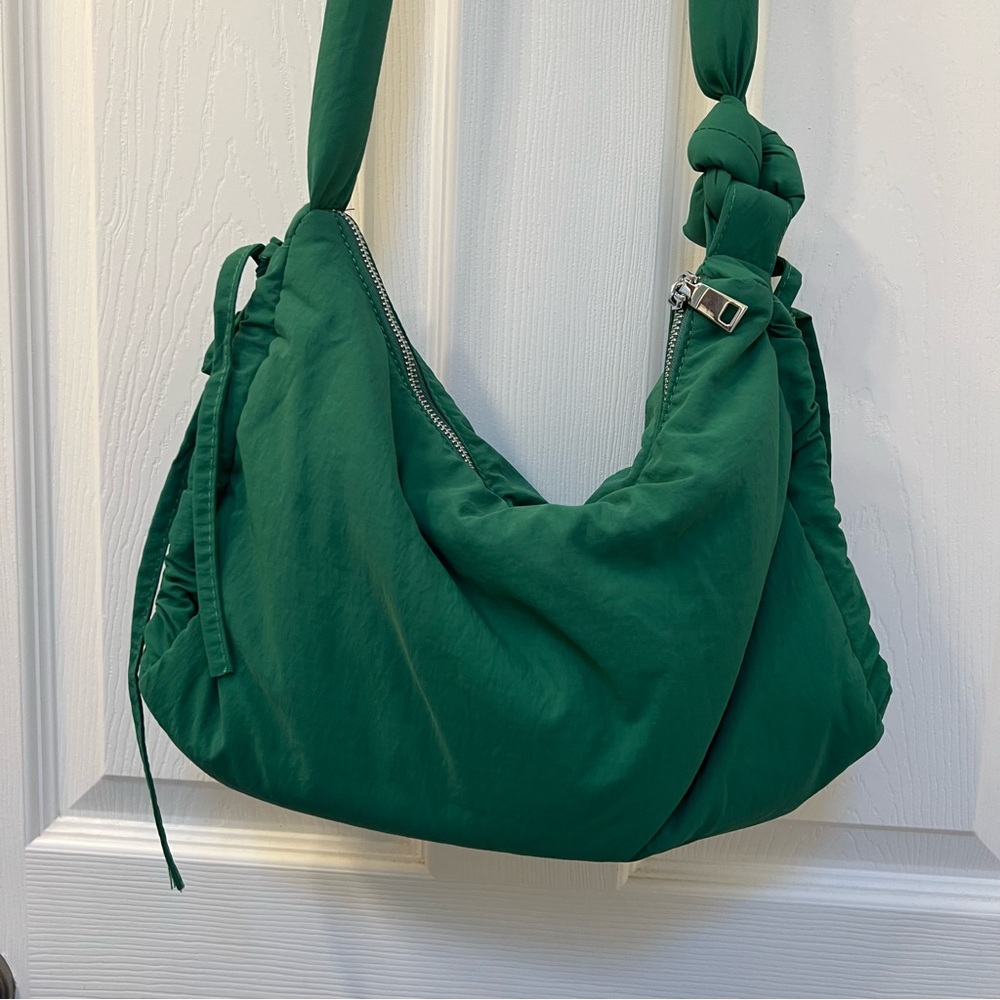 🌱 ‘The Tote Library’ Bag in Green - Picture 6 of 8